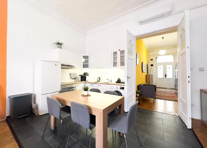 Deco House -family-friendly 2br Downtown Ac