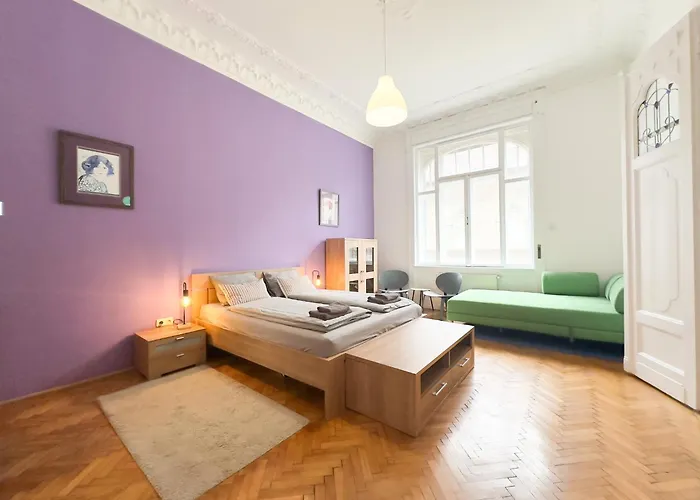 Deco House -family-friendly 2br Downtown Ac